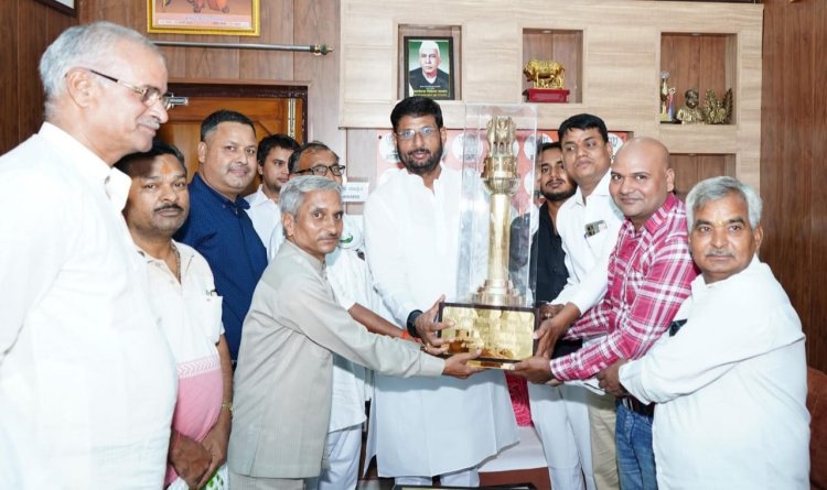 बाढ़ पीड़ितों की मदद के लिए विधायक राजेश चौधरी को द्वादश ज्योतिर्लिंग धाम ने दिया 'अशोक स्तंभ' सम्मान