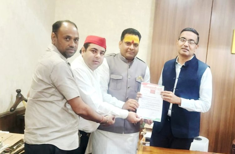 शहर की विभिन्न समस्याओं को लेकर नोएडा सीईओ से मिला सपा प्रतिनिधिमंडल