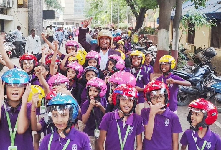 छोटे बच्चों की सुरक्षा के लिए ‘संजीवनी बूटी’ रूपी हेलमेट लेकर मुंबई पहुँचे हेलमेट मैन ऑफ इंडिया