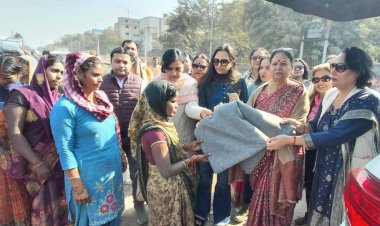 महिला उद्यमी संस्था ने गरीब महिलाओं को किए कंबल वितरण