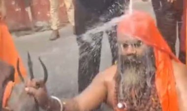 12 दिनों से प्राधिकरण पर अनशन व शांतिपूर्ण धरने पर बैठे नागा साधु माधव गिरी का 101 कलश से स्नान