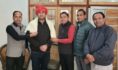 शोभाराम चंदीला को महिला उन्नति संस्था के पदाधिकारियों ने पगड़ी बांधकर दी बधाई