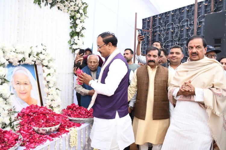 सांसद डा. महेश शर्मा की माताजी की शोक सभा में लोगों ने की श्रद्धांजलि अर्पित
