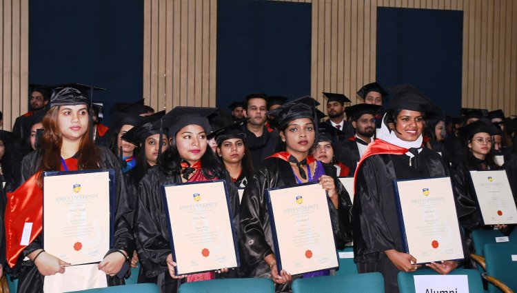 एमिटी विश्वविद्यालय में डिग्री प्राप्त कर खिले छात्रों के चेहरे