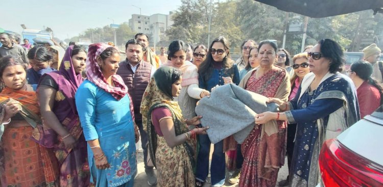 महिला उद्यमी संस्था ने गरीब महिलाओं को किए कंबल वितरण