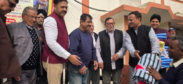लक्ष्मी नारायण मंदिर ने जरूरतमंदो को बाँटे 1000 कंबल और गर्म कपड़े