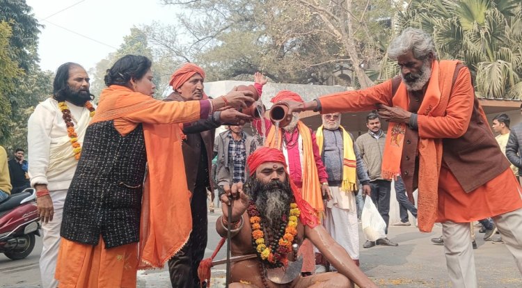 मंत्रोचारण के साथ 51 कलश से स्नान कराया नागा साधु माधव गिरी ने