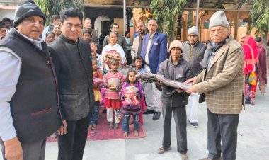 अखिल भारतीय अग्रवाल वैश्य मित्र मंडल ने शांभवी महामुद्रा में पढ़ने वाले बच्चों को बांटे स्वेटर एवं कंबल
