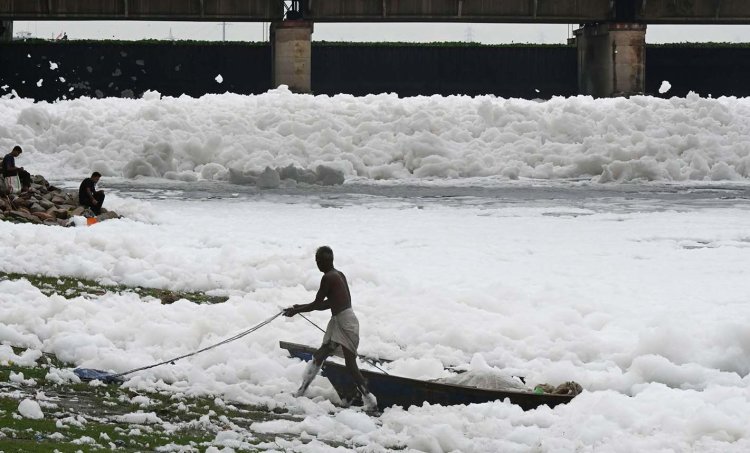 यमुना नदी के फोम  को साफ़ करने वाले केमिकल का नाम आरटीआई से आया सामने 