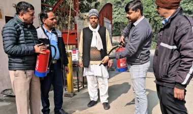 फायर सिक्योरिटी को मजबूत करते हुए महादेव अपार्टमेंट ने लगाए फायर स्टिंगुसर, गार्ड को किया प्रशिक्षित