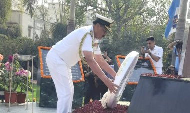 नौसेना प्रमुख ने गौतम बुद्ध नगर के 45 शहीदों को दी श्रद्धांजलि
