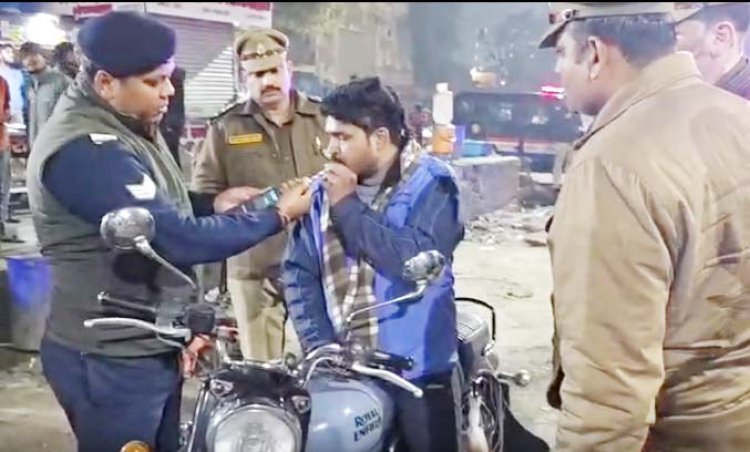 नोएडा खुले में शराब पीने वालों पर थाना फेस-1 पुलिस का बड़ा एक्शन 