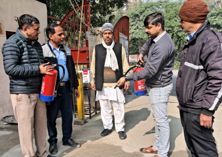 फायर सिक्योरिटी को मजबूत करते हुए महादेव अपार्टमेंट ने लगाए फायर स्टिंगुसर, गार्ड को किया प्रशिक्षित