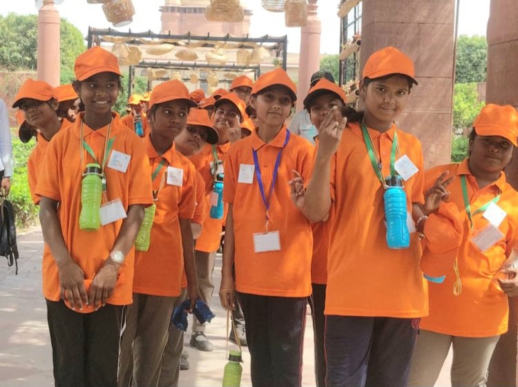 गौतमबुद्धनगर में कस्तूरबा विद्यालयों की छात्राओं का अमृत उद्यान, इंडिया गेट का शैक्षिक भ्रमण