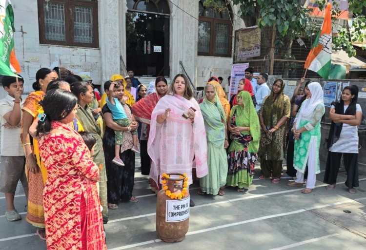 कालकाजी में LPG संकट के खिलाफ महिलाओं का जोरदार प्रदर्शन