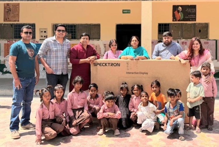 सरकारी विद्यालयों के बच्चों को मिले स्मार्टबोर्ड, सैनेट्री पैड्स व झूले - शालिनी सिंह