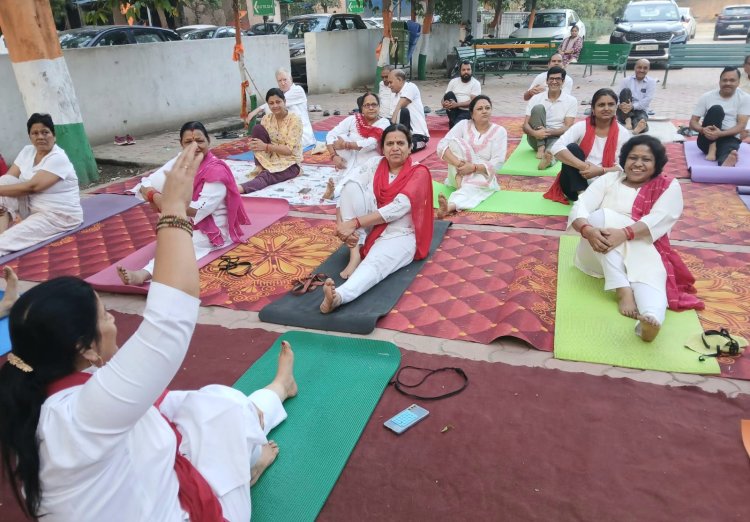 भारतीय योग संस्थान के 60वें स्थापना दिवस पर रजत विहार योगा केंद्र में उत्सव आयोजित