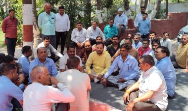 अस्थाई कर्मचारियों ने जनगणना में ड्यूटी लगाने का किया विरोध