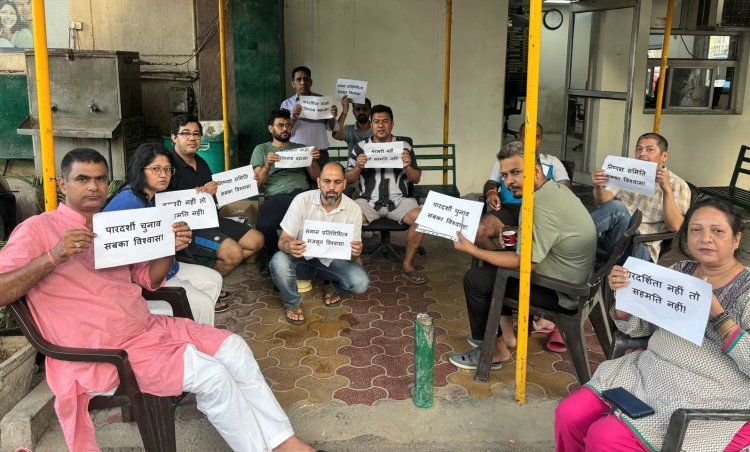 शिप्रा सनसिटी में चुनाव प्रक्रिया पर विवाद, निष्पक्ष चुनाव समिति की मांग को लेकर निवासियों का सत्याग्रह जारी