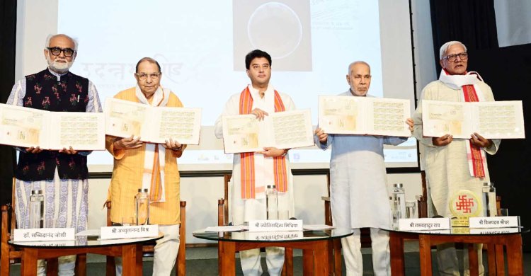 केन्द्रीय मंत्री सिंधिया ने हिन्दी पत्रकारिता द्विशताब्दी पर जारी किया स्मारक डाक टिकट