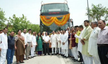 सीएम योगी ने दिखाई इलेक्ट्रिक बसों को हरी झंडी