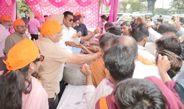 गुरु अर्जुन देव जी के शहीदी दिवस पर नोएडा पंजाबी समाज द्वारा आयोजित छबील सेवा