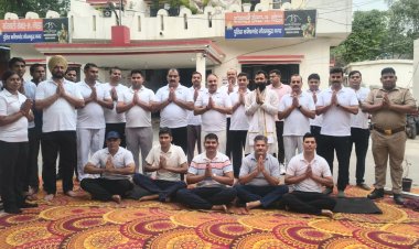 अंतर्राष्ट्रीय योग दिवस पर नोएडा पुलिस कोतवाली सेक्टर 39 ने किया योगाभ्यास 