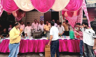 निर्जला एकादशी पर पूजा प्रिंटर्स ने किया शर्बत वितरण 