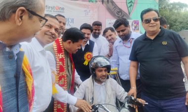 केंद्रीय मंत्री बी.एल. वर्मा ने दिव्यांगजनों को दी ट्राइसाइकिल