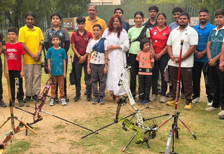 नोएडा में खेल क्रांति को नई गति, अजीत कुमार सिंह आर्चरी एकेडमी पहुंचीं शालिनी सिंह